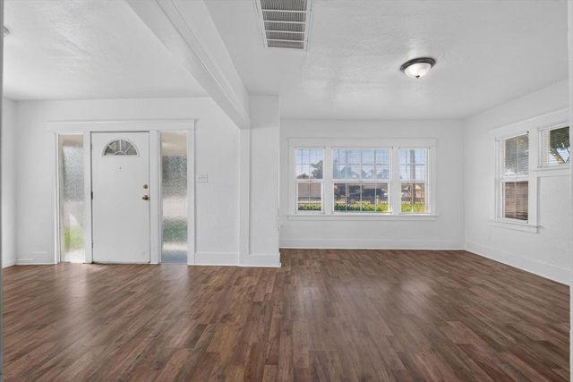 530 E G St, Oakdale, CA 95361