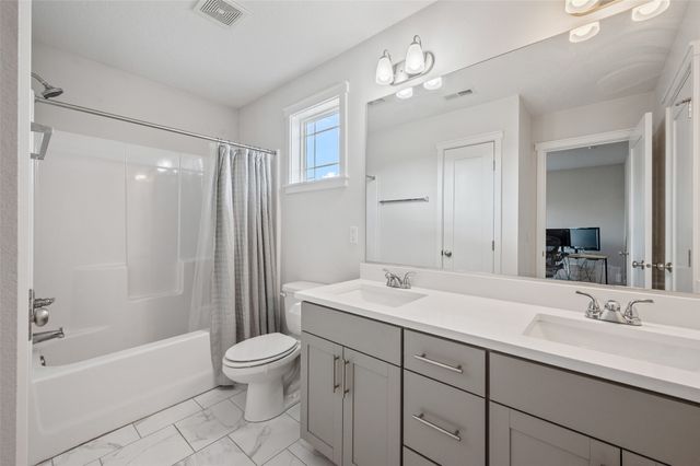 2707 NW 165th Lane, Clive, IA 50325