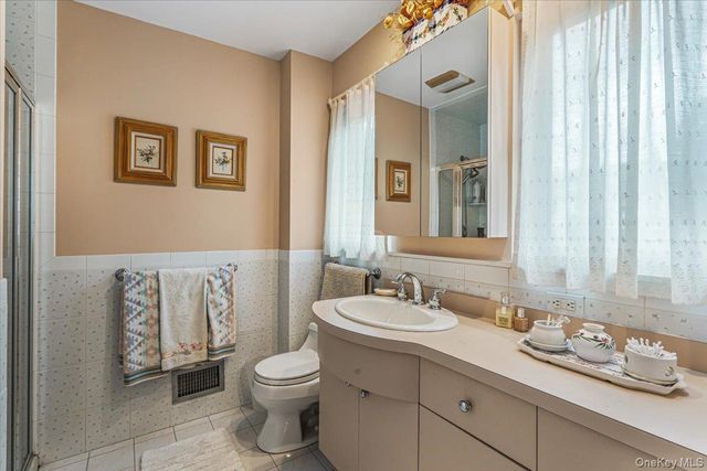 3850 Hillcrest Avenue, Douglaston, NY 11363
