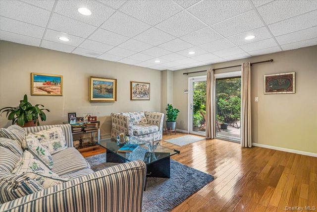 3850 Hillcrest Avenue, Douglaston, NY 11363