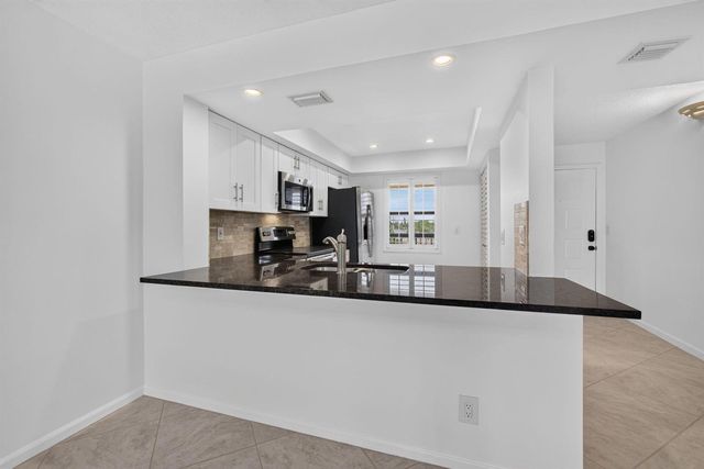 313 LAKE Circle 311, North Palm Beach, FL 33408