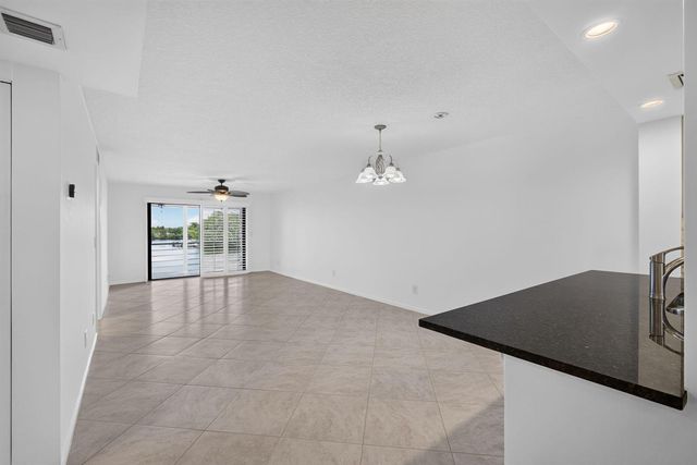 313 LAKE Circle 311, North Palm Beach, FL 33408
