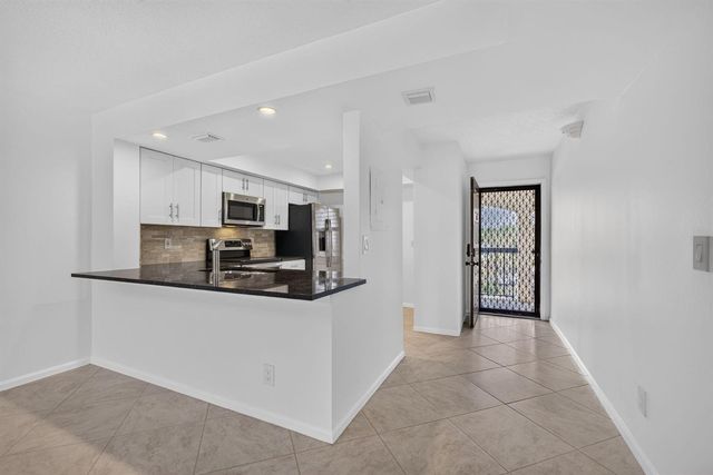 313 LAKE Circle 311, North Palm Beach, FL 33408