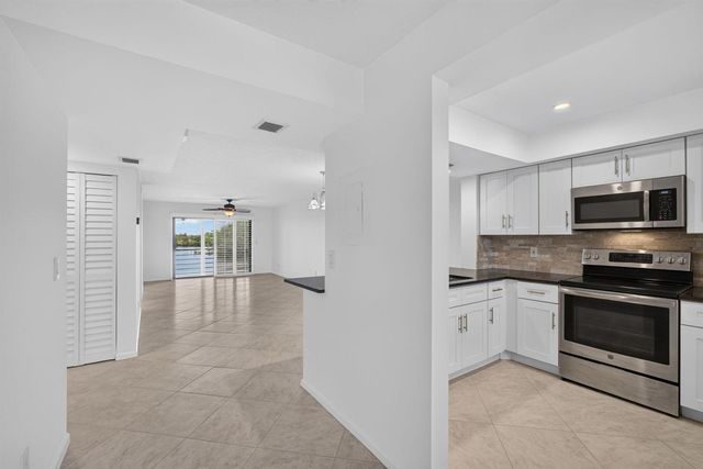 313 LAKE Circle 311, North Palm Beach, FL 33408