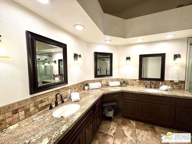 696 Vista Lago Circle, Palm Desert, CA 92211