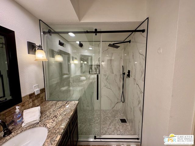 696 Vista Lago Circle, Palm Desert, CA 92211