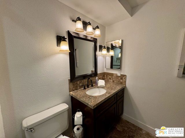 696 Vista Lago Circle, Palm Desert, CA 92211