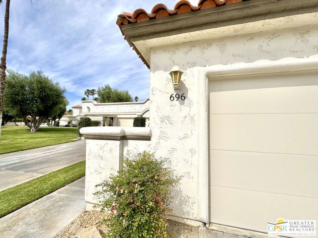 696 Vista Lago Circle, Palm Desert, CA 92211