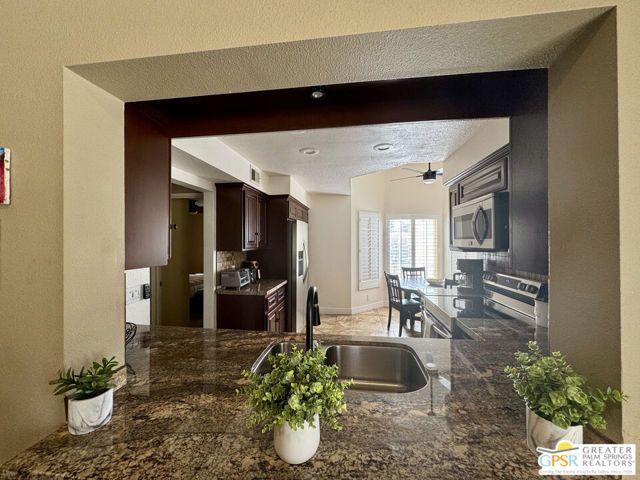 696 Vista Lago Circle, Palm Desert, CA 92211