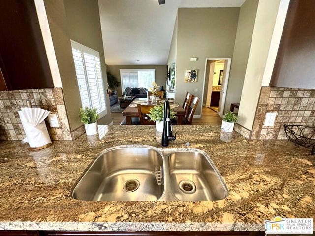 696 Vista Lago Circle, Palm Desert, CA 92211