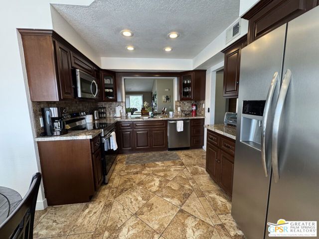 696 Vista Lago Circle, Palm Desert, CA 92211