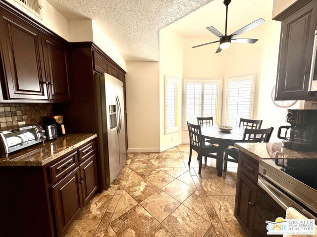 696 Vista Lago Circle, Palm Desert, CA 92211