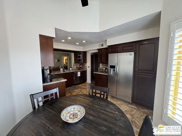 696 Vista Lago Circle, Palm Desert, CA 92211