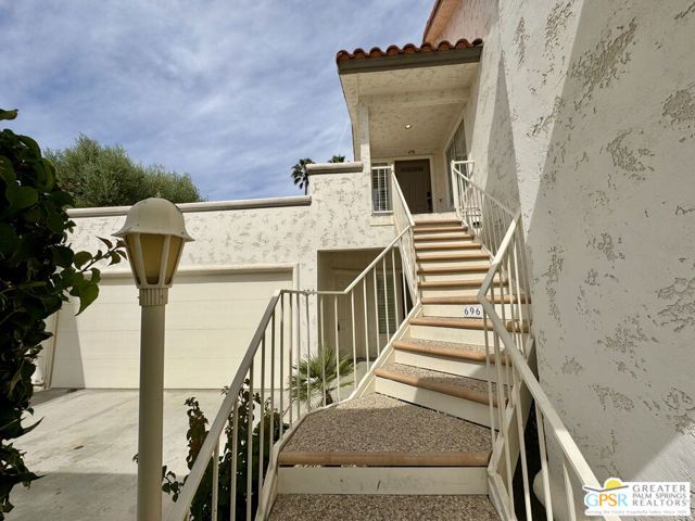 696 Vista Lago Circle, Palm Desert, CA 92211