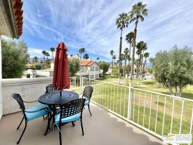 696 Vista Lago Circle, Palm Desert, CA 92211