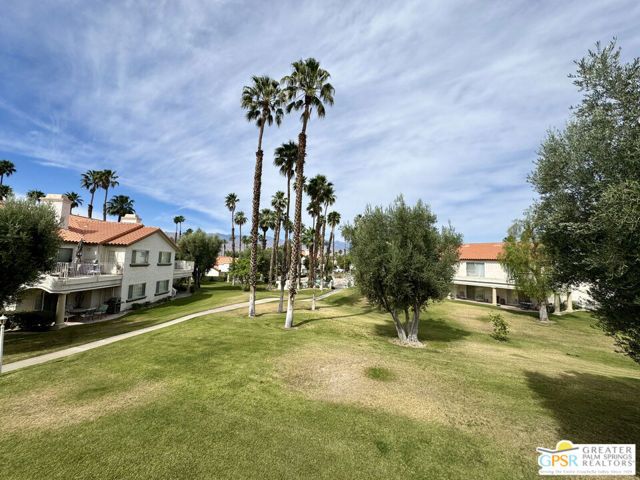 696 Vista Lago Circle, Palm Desert, CA 92211
