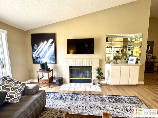 696 Vista Lago Circle, Palm Desert, CA 92211