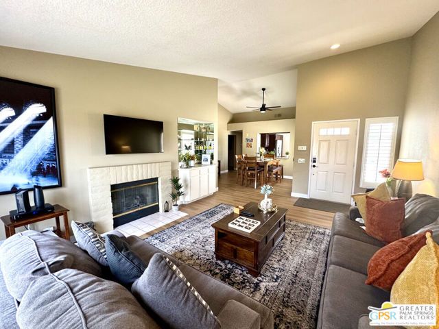 696 Vista Lago Circle, Palm Desert, CA 92211