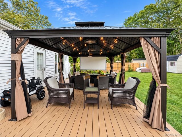 9 Sugarbush Lane, Coram, NY 11727