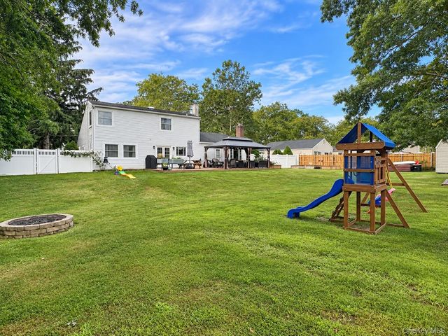 9 Sugarbush Lane, Coram, NY 11727