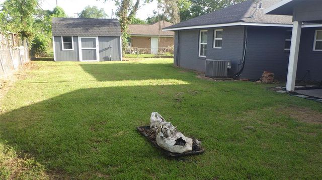 232 Birch Street, Lake Jackson, TX 77566