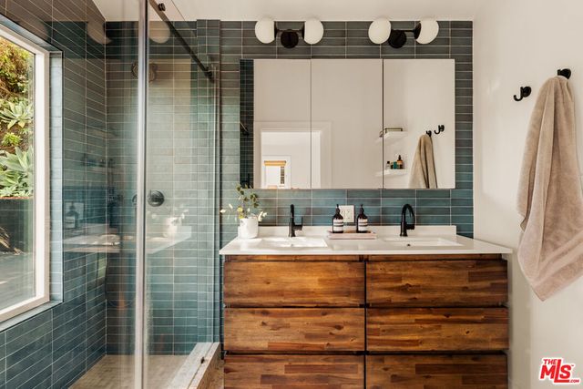 8556 Ridpath Drive, Los Angeles, CA 90046