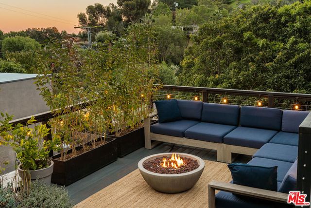 8556 Ridpath Drive, Los Angeles, CA 90046