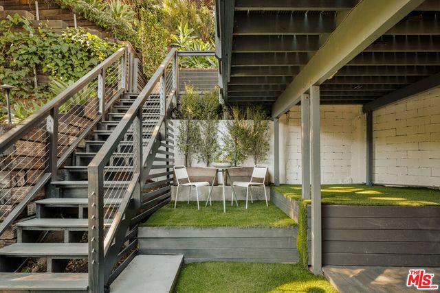 8556 Ridpath Drive, Los Angeles, CA 90046