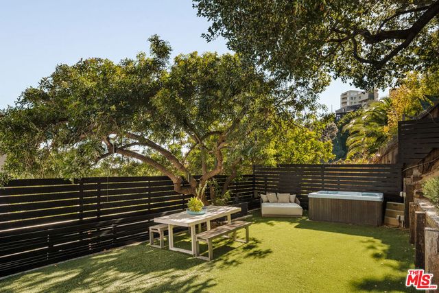 8556 Ridpath Drive, Los Angeles, CA 90046