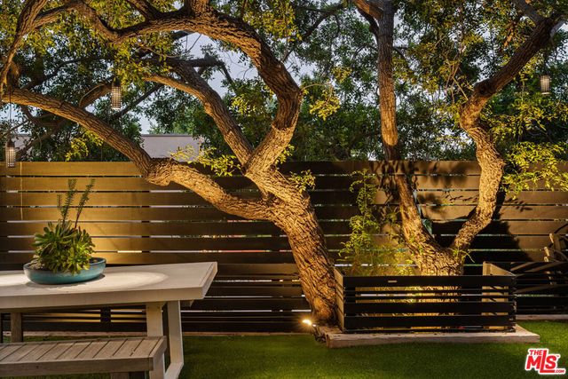 8556 Ridpath Drive, Los Angeles, CA 90046