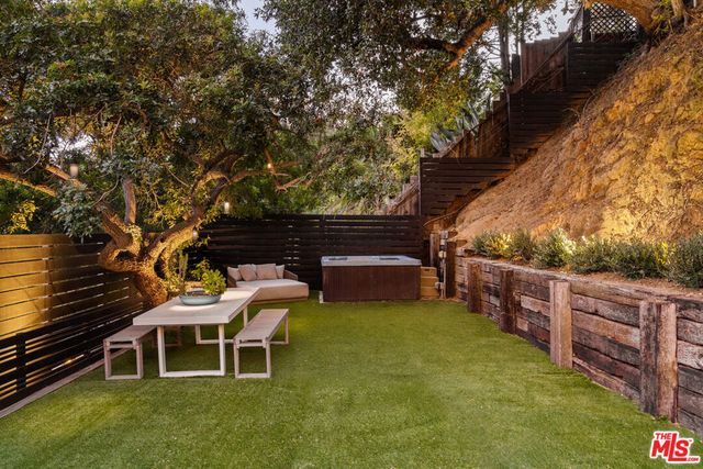 8556 Ridpath Drive, Los Angeles, CA 90046