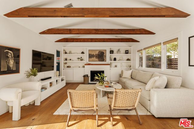 8556 Ridpath Drive, Los Angeles, CA 90046