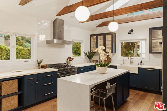 8556 Ridpath Drive, Los Angeles, CA 90046