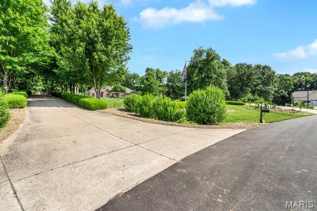 45 Oak Creek Drive, Moscow Mills, MO 63362