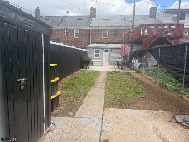 27 Melmore Gdns, East Orange City, NJ 07017