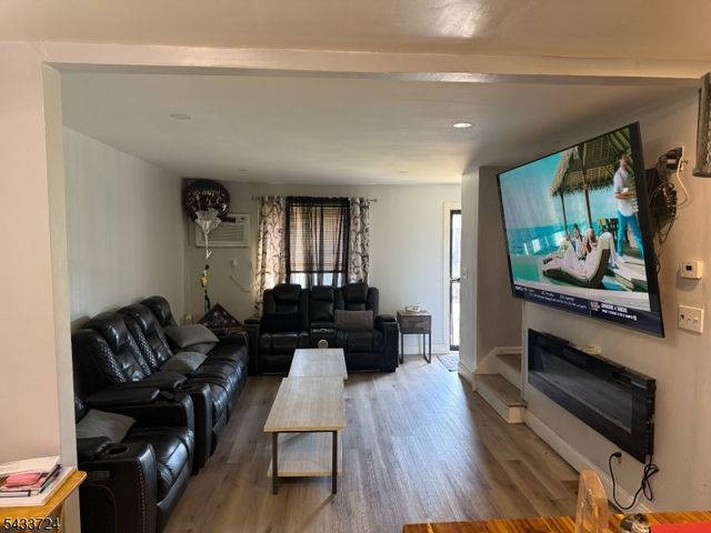 27 Melmore Gdns, East Orange City, NJ 07017