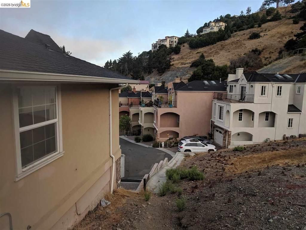 Image 18 of property listing at 0 0 Redwood Rd, Oakland, CA 94619