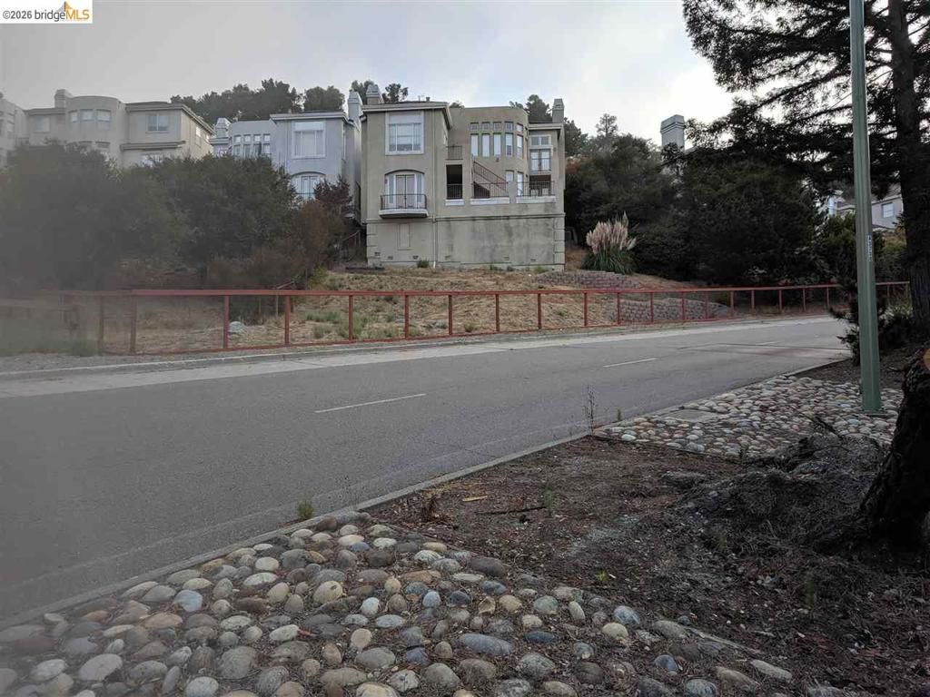 Image 26 of property listing at 0 0 Redwood Rd, Oakland, CA 94619