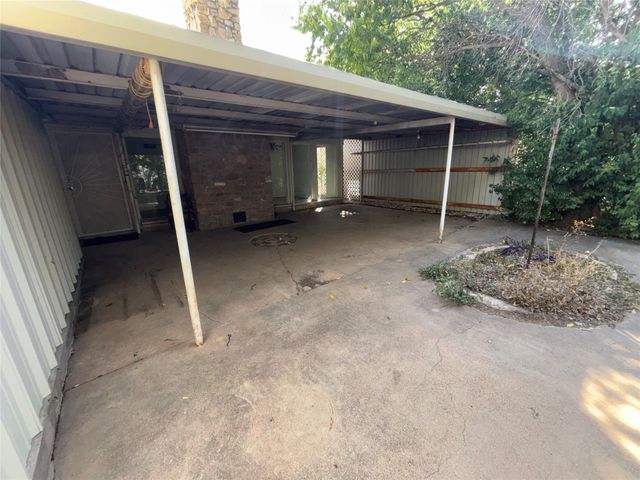 702 W Walnut Street, Coleman, TX 76834