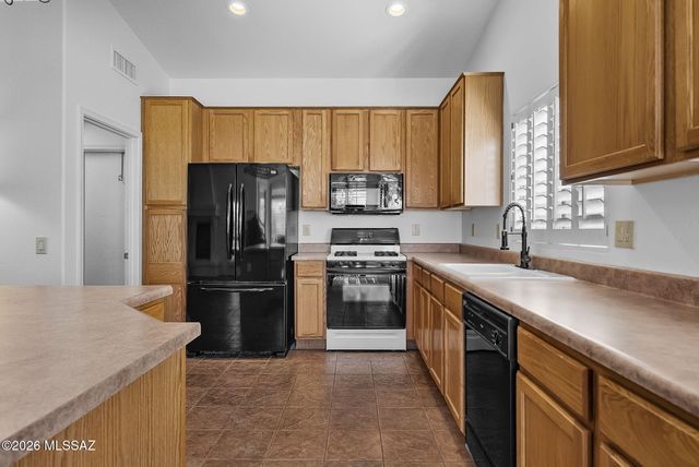 1955 E Cliff Swallow Trail, Green Valley, AZ 85614