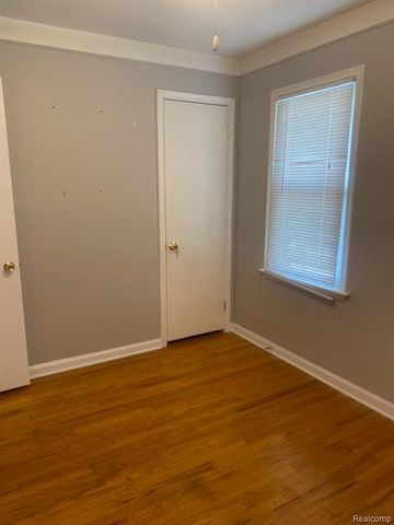 25124 Mackinac Street, Roseville, MI 48066