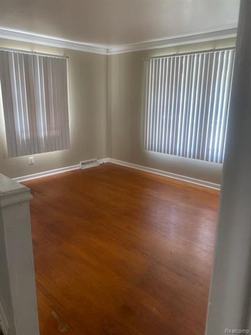 25124 Mackinac Street, Roseville, MI 48066
