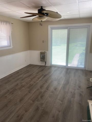 25124 Mackinac Street, Roseville, MI 48066