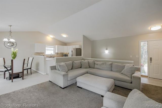 5039 Auker Drive, Grand Blanc, MI 48507