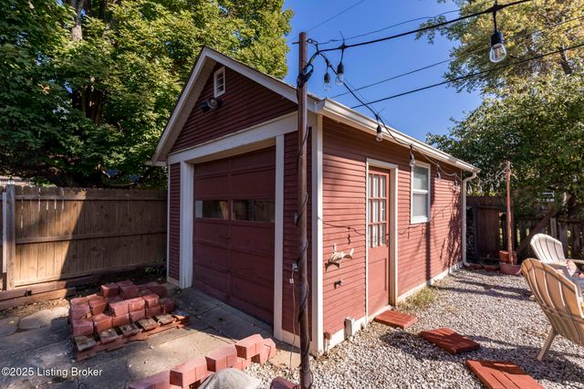 419 FAIRLAWN Rd, Louisville, KY 40207