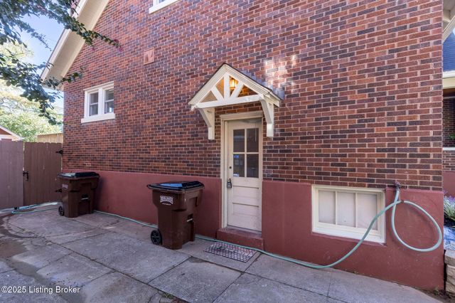 419 FAIRLAWN Rd, Louisville, KY 40207