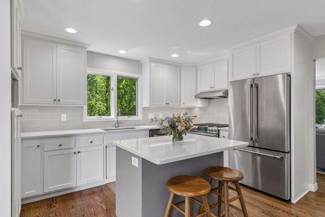 2521 Abbey Hill Drive, Minnetonka, MN 55305
