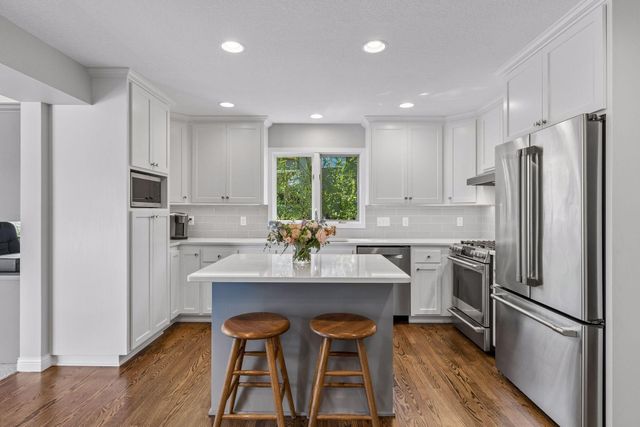 2521 Abbey Hill Drive, Minnetonka, MN 55305