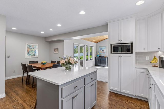 2521 Abbey Hill Drive, Minnetonka, MN 55305