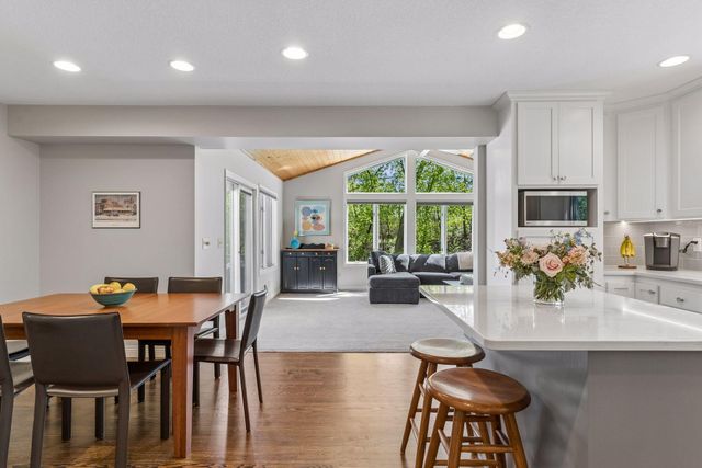 2521 Abbey Hill Drive, Minnetonka, MN 55305